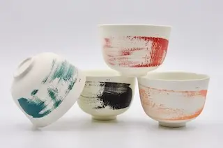 Bols en porcelaine avec décor coup de pinceau couleur de Sophie Roca copie.webp