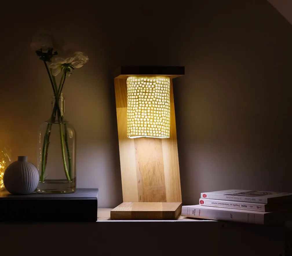 Lampe de chevet en porcelaine et chêne de Sophie Roca 81 copie.webp