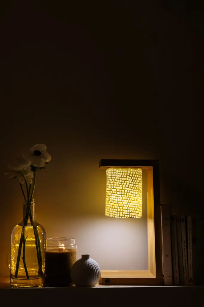 Lampe de chevet en porcelaine et chêne de Sophie Roca 78.webp