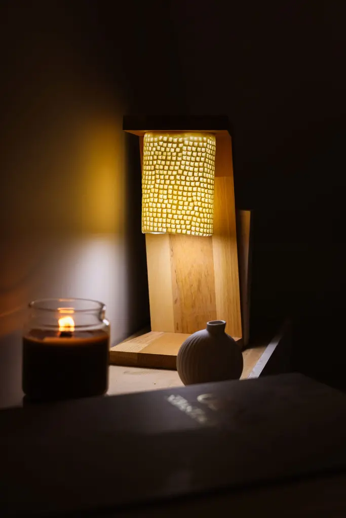 Lampe de chevet en porcelaine et chêne de Sophie Roca 79.webp